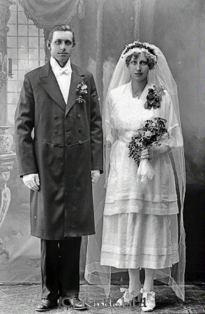 Erik Frejd  Ennesbo  Björkhult
godj
Erik Frejd  Ennesbo  Björkhult
Brudpar

raja
Erik Frejd född 1897 i Hycklinge, gift med Gerda Svensson född 1902 Ennesbo Kisa.
Barn: Karl Erik Ingemar född 1921
Nils Rúdolf född 1923
Lars Bertil Erland född 1929
Axel Lennart född 1931
Gerd Maria Viola född 1934
Gun Elsie född 1936
1940 bodde familjen Järpekullen
Källa: folkräkning 1940 
Källa: Gerd Pettersson

Nyckelord: Frejd Ennesbo