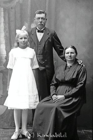 Karl Karlsson  Gerarp  Tidersrum
godj
Karl Karlsson  Gerarp  Tidersrum
Grupporträtt med en man en kvinna ett barn

raja
Karl Magnus Minius Karlsson född 1866 i Tidersrum med hustru Anna Lovisa Frode född 1872 i Kisa och dotter Gurli Maria född 1909 i Tidersrum. 1925 flyttade familjen till Kisa.
Källa: Kyrkoarkiv Tidersrum 
Källa: Gerd Pettersson 

Nyckelord: Karlsson Gerarp