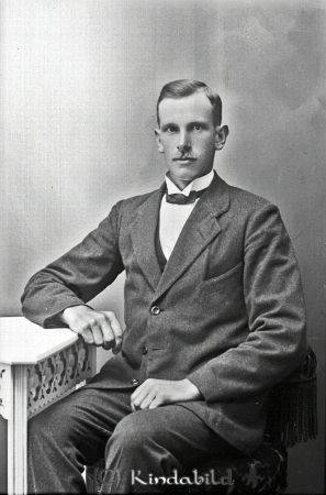 Erhard Dahlgren  Brunebo  Horn
godj
Erhard Dahlgren  Brunebo  Horn

raja
Erhard född 1891 son till Carl Gustaf G Dahlgren född 1865. Erhard gift med Edla Johanna Svensson född 1900, död 1978 i Brunebo. Barn: Lennart, Birger och Birgit.
Källa: Sv Gods och Gårdar. 
Källa: Gerd Pettersson

Nyckelord: Dahlgren Brunebo