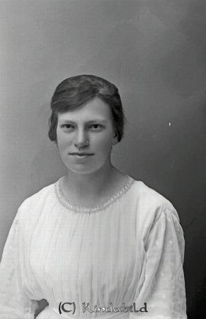 Elsa Dahlgren  Brunebo  Horn
godj
Elsa Dahlgren  Brunebo  Horn

raja
Elsa Dahlgren född 1898, dotter till Carl Gustaf Dahlgren och Maria Lovisa född Gustafsson.
Syskon till Elsa var: Erhard född 1891 och Jenny född 1892.
Källa: Sv Gods och Gårdar. 
Källa: Gerd Pettersson

Nyckelord: Dahlgren Brunebo