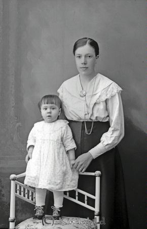 Jenny Dahlgren  Brunebo  Horn
godj
Jenny Dahlgren  Brunebo  Horn
Grupporträtt med en kvinna och ett barn

raja
Jenny född 1892 med dotter? Jenny syster till Erhard och Elsa Dahlgren, Brunebo.
Källa: Sv Gods och Gårdar. 
Källa: Gerd Pettersson

Nyckelord: Dahlgren Brunebo