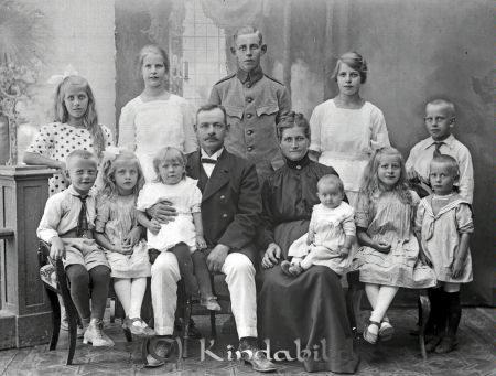 Polis Pihl  Kisa
godj
Polis Pihl  Kisa
Grupporträtt med  13 personer

raja
Hustrun Anna och barnen: Herman, Ruth, Lisa, Erik, Maja, Greta, Sven, Märta, Nils, Ingeborg och Bertil.
Källa: Sv Bebyg.
Källa: Gerd Pettersson

raja
Karl Anders Pihl född 1873 i Kisa med hustrun Anna Sofia Jahrl född 1875 i Grebo.
Barn:
Karl Herman född 1902
Rut Karin född 1903
Anna Elisabet född 1905
Augusta Maria och Karl Erik födda 1908
Ebba Margareta född 1911
Sven Harald född 1913
Marta Linnea född 1914
Nils Gustaf Harry född 1916
Ingeborg Kristina född 1918
Anders Olof Bertil född 1920
Alla född i Kisa. 
Källa: Gerd Pettersson


Nyckelord: Polis Pihl