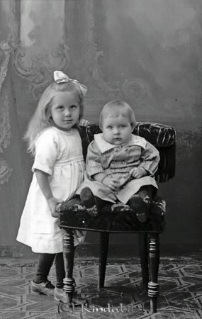 Astrid Rask  Fristad  Kisa
godj
Astrid Rask  Fristad  Kisa
Grupporträtt med två barn

raja
Anna Maja Rask född 1918 i Södra Vi och Karl Gunnar Rask född 1920 i Kisa.
Barn till Karl Oskar Larsson Rask och Astrid Andersson.
Familjen bodde i Fristad Kisa 1920-1928.
Källa: Folkräkning 1860-1947 
Källa: Gerd Pettersson

Nyckelord: Rask Fristad