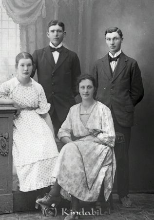 Agnes Karlsson  Slycke
godj
Agnes Karlsson  Slycke
Grupporträtt med två män och två kvinnor

raja
Troligen syskonen Karlsson från Slycke Västra Eneby.
Karl Anders Valdemar 1891
Gerda Margareta 1894
Erik Gunnar 1897
Agnes Augusta 1900 
Källa: Gerd Pettersson


Nyckelord: Karlsson Slycke