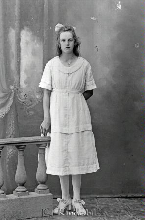 Gunny Gustafsson  Thorsåkra  Horn
godj
Gunny Gustafsson  Thorsåkra  Horn

raja
Gunny Gustafsson född 1905 i Horn, dotter till Axel Adrian Gustafsson och Elin Lovisa Jonsdotter.
Syskon:
Anna Margareta 1897-12-03
Helga Emilia 1899-04-0
Edit Valborg 1906-04-23
Sigrid Maria 1909
Gunny gift med John Demar Lundin Karlsson född 1909 i Hycklinge,
1940 hade de speceriaffär i Björkbacka Övrekulla Tjällmo socken.
Källa: Folkräkning 1860-1947 och 1940 
Källa: Gerd Pettersson

Nyckelord: Gustafsson Thorsåkra