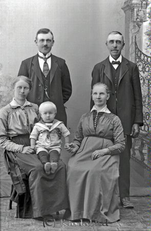 Rundbom  Grönede
Rundbom  Grönede
godj
Grupporträtt med två män två kvinnor ett barn

raja
Det äldre paret är Anders Gustaf Rundbom född 1858 i Kisa och Katarina Sofia Andersson född 1861 i Kisa.
Det yngre är deras dotter Hilma Sofia född 1888 gift 1917 med Karl Wollrath Eugen Andersson, samt deras son Karl Gustaf Henry född 1919.
Källa: Kisa Kyrkoarkiv. 
Källa: Gerd Pettersson

Nyckelord: Rundbom Grönede