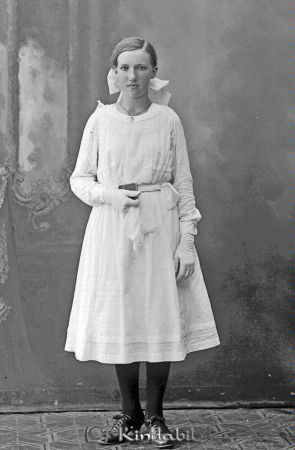 Alice Nilsson  Rödingehult
godj
Alice Nilsson  Rödingehult

raja
Alice var sjuksköterska på Kisa lasarett. Hon var född 1906 i Kisa och bodde i personalbostäderna till Lasarettet. Hon var ogift och dog 1995 på Västerliden i Rimforsa.
Källa: Studiegruppen hembygdsgården och Sv Dödbok.

Nyckelord: Nilsson Rödingehult