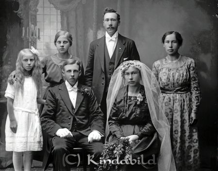 Axel Andersson  Ödesjöboda
godj
Axel Andersson  Ödesjöboda
Brudpar + fyra personer

raja
Brudgummen Axel Henning Andersson född 1893 i Horn. son till hemmansägare Anders Johan Svensson född 1857 i Horn och Anna Helena Larsdotter född 1867 i Södra Vi.
Bruden Tekla Susanna Jakobsson född 1893 i Horn.
Paret flyttade till Kisa 1923.
Källa: Folkräkning 1910. 
Källa: Gerd Pettersson

raja
Familjen bodde i Västergården, Bromhult. Tekla dog i blindtarmsinflammation. Då flyttade hennes syster Beda, till höger på kortet, till Axel och hans söner Arne och Sören.
Källa: mayca
 

Nyckelord: Andersson Ödesjöboda