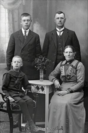 Axel Svensson  Karlsberg
godj
Axel Svensson  Karlsberg
Grupporträtt med tre män och en kvinna

raja
Axel Svensson var min morfars bror.Hans fru hette Anna och sönerna Gillis (äldst) och Isak. 
Källa: bema
Nyckelord: Svensson Karlsberg