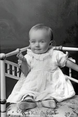 Anna-Beth  Bergman    Mjellerum
godj
Anna-Beth  Bergman    Mjellerum

raja
Föräldrar bokhållaren Folke Bergman född 1890 och hans hustru Karin Matilda Andersson född 1894.
Annabeth var född 19 maj 1920. 
Källa: Gerd Pettersson

Nyckelord: Anna-Beth Bergman