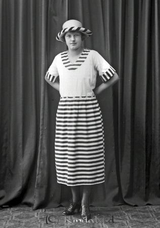 Ingrid Blomqvist  Kisa
godj
Ingrid Blomqvist  Kisa

raja
Ingrid Blomqvist född 1905, dotter till stenarbetare Karl Johan Blomqvist och Karolina Kristina Jakobsdotter, Staby Kulla Kisa.
Brodern till Ingrid hette Karl Erik född 1901.
Ingrid Blomqvist gift med Curt Nylander Kisa. Sonen hette Göran. 
Källa: Gerd Pettersson

Nyckelord: Ingrid Blomqvist