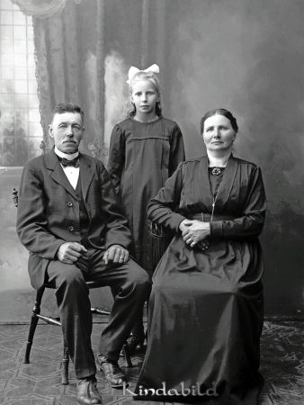 Karl Karlsson  Gerarp  Tidersrum
godj
Karl Karlsson  Gerarp  Tidersrum
Grupporträtt med en man en kvinna ett barn

raja
Anna Lovisa Frode född 1872 i Kisa och Karl Magnus Minius Karlsson född 1866 i Tidersrum med dotter Gurli Maria född 1909 i Tidersrum. 
Källa: Kyrkoarkiv Tidersrum 
Källa: Gerd Pettersson 
gepe
Familjen flyttade till Millingetorp 1925-12-08.
Källa: Inflyttningsbok Kisa
Nyckelord: Karlsson Gerarp