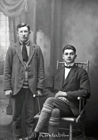 Sigurd Borg  Finede  Horn
godj
Sigurd Borg  Finede  Horn
Grupporträtt med två män

raja
På bilden Karl Hjalmar och Göte Sigurd "Sigge" Valdemar Borg
Föräldrar var Johan Viktor Borg och Emma Augusta Johansdotter.
Barn; Axel Viktor född 1892
Karl Hjalmar född 1896
Ture Emanuel född 1898
Gustaf Martin född 1900
Göte Sigurd Valdemar född 1902
Erik Gustaf född 1904
Sigge Borg var gift med Eddy . De hade en son Göran.
Sigge var en mycket anlitad djurdoktor.
Källa: Jan Andersson
Källa: Gerd Pettersson

Nyckelord: Borg Finede