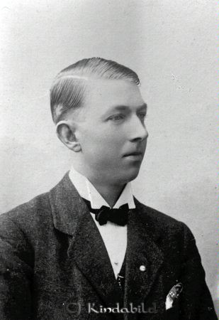 Ruben Berg   Viola Melkersson
godj
Ruben Berg   Viola Melkersson
Ruben Berg, Sofiero, Kisa. Servitör på caféet vid Kisa Bryggeri. 

raja
Ruben Fritjof Berg 1897-1970, gift med Elna Marianne Berg 1903-1988. Barn: Ingmar, Bertil, Stig, Barbro och Anne-Marie. 
Källa: Gerd Pettersson

raja
Ruben Fritjof Berg , 1887 1970. Mannen på bilden är inte Ruben Berg, intygas av Ann-Marie Berg Schoug, dotter till Ruben och Elna Berg
Källa: Schoug


Nyckelord: Ruben Berg