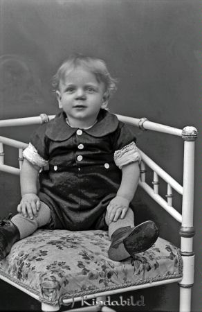 Kjell Artur  Enander  Föllingsö
godj
Kjell Artur  Enander  Föllingsö

raja
Kjell Artur �?ksberg född 1921 i Jönköping.
Fosterbarn hos änkan Enander. 1926 flyttade pojken till Göteborg.
Källa: Kyrkoarkiv Kisa. 
Källa: Gerd Pettersson

Nyckelord: Enander Föllingsö