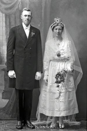 Karl Karlsson  Gulltorp
godj
Karl Karlsson  Gulltorp
Brudpar

raja
Brudparet Karl Oskar Karlsson och Signe Kristina Kindvall Gulltorp vigda 1922-05-06.
Källa: SVAR Kyrkoarkiv Västra Eneby 
Källa: Gerd Pettersson 

Nyckelord: Karlsson Gulltorp