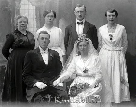 Karl Karlsson  Gulltorp
godj
Karl Karlsson  Gulltorp
Brudpar och fyra gäster

raja
Brudparet är brukaren Karl Oskar Karlsson född 1896 i Västra Eneby och Signe Kristina Kindvall född 1889 i Kisa vigda 1922-05-06.
Källa: SVAR Kyrkoarkiv Västra Eneby 
Källa: Gerd Pettersson 

Nyckelord: Karlsson Gulltorp