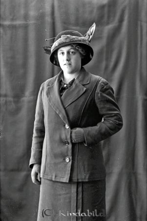 Tora Dahlqvist  Föllingsö
godj
Tora Dahlqvist  Föllingsö

raja
Tora Maria Dahlkvist född 1896 i Kristberg.
Föräldrar: Se bild 6234 
Källa: Gerd Pettersson

Nyckelord: Dahlqvist Föllingsö