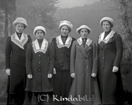 Hilma Rundbom  Grönede
godj
Hilma Rundbom  Grönede
Grupporträtt med fem kvinnor

raja
Längst till vänster:
Hilma Sofia Rundbom född 1888 i Kisa, dotter till arrendatorn i Boås Anders Gustaf Rundbom född 1858 i Kisa och Katarina Sofia Andersdotter född 1861 i Kisa.
Källa; Folkräkning 1910. 
Källa: Gerd Pettersson 

Nyckelord: Rundbom Grönede