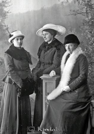 Ebba Bjur Kisa
godj
Ebba Bjur Kisa
Grupporträtt med tre kvinnor

raja
En av damerna är Ebba Bjur, som var fosterdotter hos hemmansägare Karl Fredrik Olsson i Kjusebo. Ebba Bjur var född 1894 i Törnevalla socken.
Källa: Folkräkning 1910. 
Källa: Gerd Pettersson 

Nyckelord: Bjur Kisa