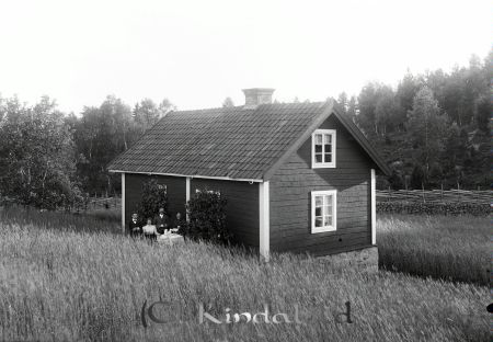 R Jute Grindliden Kisa
gepe
En liten röd stuga. På basidanav huset sitter ett sällskap och dricker kaffe.
Nyckelord: Grindliden Kisa