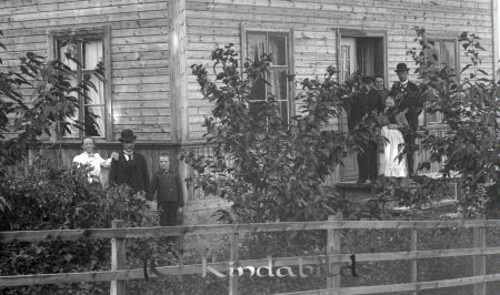 Emil Svensson Kisa
gepe
Ett ev nybyggt hus, det har inget färg ännu. En del personer omkring huset.
Nyckelord: Svensson Kisa