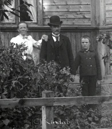 Emil Svensson Kisa
gepe
Ett ev nybyggt hus, det har inget färg ännu. En del personer omkring huset.
Nyckelord: Svensson Kisa