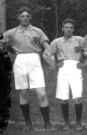 BK Fram Kisa
gepe
Fotbollslag i Kisa 1910-tal

raja
Till höger Assar Peterzén Kisa 
Källa: Studiegruppen hembygdsgården 

Nyckelord: Fotbollslag Kisa