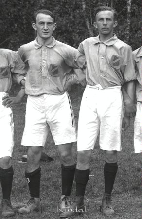 BK Fram Kisa
gepe
Fotbollslag i Kisa 1910-tal

raja
Till vänster Axel Larsson , barberare i Stahrebo Kisa och till höger David Johanson, Sko-David. han hade skobutik först i annexet till Sveahuset och sedan på 1940-talet flyttade han butiken till den nybyggda fastigheten vid torget som kom att inrymma Carlströms Speceri- och Bosättningsaffär och senare Elbyrån.
Källa: Studiegruppen hembygdsgården. 
Nyckelord: Fotbollslag Kisa