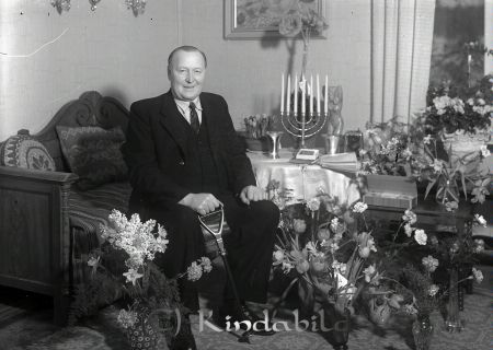Runar Johansson Korpklev
raja
Man klädd i kostym som firar sin högtidsdag

raja
Runar Johansson Korpklev gift med Svea Nysten.
 Fem barn Britta, Sven, Stina, Barbro och Lars
 Källa: Studiegruppen Hembygdsgården 
Nyckelord: Johansson Korpklev