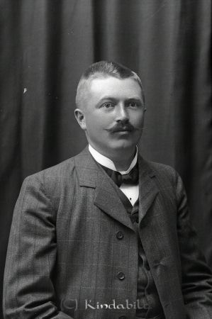 Carl Lindhe Kisa
godj
Carl Lindhe Kisa
gepe
Handlande Karl Axel Lindhe Hotell Svea Kisa. Han var 1878 i Kisa. Gift med Klara Maria Jonsson född 1879 i Kvistbro Örebro län. 
Barn; Henrik Gustaf George född 1908 i Kisa och Sonja Elisabet född 1910 i Kisa.
Källa: Folkräkning 1910.
Nyckelord: Carl Lindhe