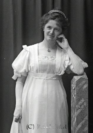 Doktorinnan Bexelius  Kisa
godj
Doktorinnan Bexelius  Kisa

raja
Anna Bexelius (född Frölich) maka till doktor John Bexelius 
Källa: Inger
Nyckelord: Doktorinnan Bexelius