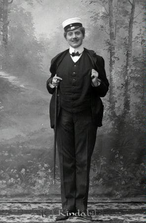 Fru Nordenborg Kisa
godj
Fru Nordenborg Kisa
(Häradssskrivare Bengt och Elsa, Borggård  -studenten  sonen Bengt-Olov)

raja
Häradsskrivaren i Kinda och Ydre härads fögderi Bengt Hjalmar Nordenborg var född 1870. (Källa: Svensk rikskalender 1908, sid 255.) 
Källa: smol
Nyckelord: Fru Nordenborg