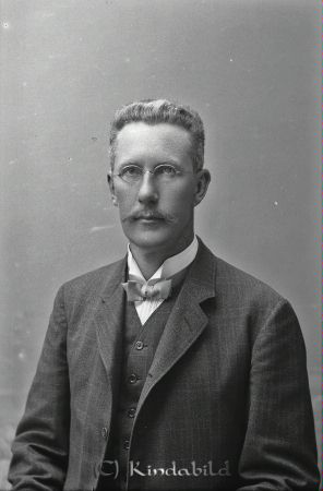 Doktor Bexelius  Kisa
godj
Doktor Bexelius  Kisa

raja
John Gustaf Bexelius var lasarettsläkare i Kisa 1895-1926 (Källa: En bok om Kisa socken, Del 3, sid 272) 
Källa: smol
Nyckelord: Doktor Bexelius