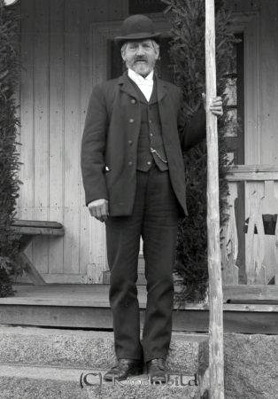 C J Nilsson  Kållemåla
godj
C J Nilsson  Kållemåla
Man på trappa till hus

raja
Carl Johan Nilsson född 1850 i Hjorted. Gift 1907 med Alma Karolina Karlsdotter född 1867 i Kisa.
Barn: Karl Ragnar född i Västra Eneby 1903
Källa: Folkräkning 1860-1947 
Källa: Gerd Pettersson

Nyckelord: Nilsson Kållemåla