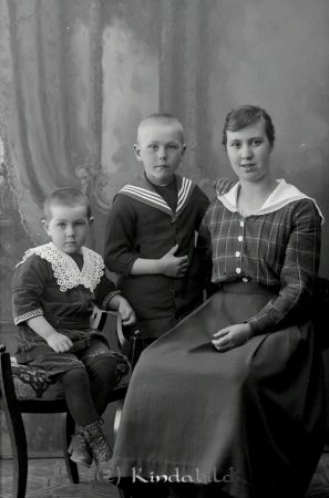 Ernst Johansson  Kisa
godj
Ernst Johansson  Kisa
Grupporträtt med en kvinna och två barn

raja
Anna Katarina Svensson Ekäng Kulla, hustru till Slaktar-Ernst, med sina söner Oskar Ragnar (hennes f �?ktenskapet) född 1914-06-16 i Linköpings Domkyrkoförsamling.
Sören Gunnar (gemensamt barn) född 1917-03-03 i Kisa.
1924-12-17 flyttar familjen till Oxelkulla enl Hfl 193-1929 sid 175.
Ernst står skriven som åkare och Anna som bagerska.
1935 flyttar familjen troligtvis till Linnégatan. (enl uppgift).
Sonen Oskar Ragnar var gift med Anna Britta Kristina född 1913 i �?rberga. Oskar Ragnar dog 1984 i Linköping.
Sonen Sören Gunnar var gift med Erna Kristina född 1915 i Södra Vi.
Enl Folkräkning 1970 bodde de då i Krågedal. 
Källa: Gerd Pettersson 

Nyckelord: Ernst Johansson