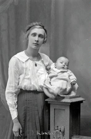 Enander  Föllingsö
godj
Enander  Föllingsö
Grupporträtt med en kvinna och ett barn

raja
�?nkan Elin Maria Helena Gripenberg född Enander f d maka till 
jägmästaren Gripenberg. Hon bodde kvar efter makens död 1904 med tre barn.
Hon tog emot många fosterbarn från hela Sverige. Hon hade över 20 barn samtidigt från 1918-22.
Det måste ha varit någon sorts barnhem. En barnsköterska var anställd.
Källa: Kyrkoarkiv Kisa 1913-29 
Källa: Gerd Pettersson

Nyckelord: Enander Föllingsö