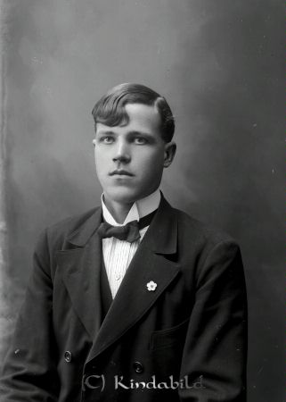 Erik Ström  Örneström  Kisa
godj
Erik Ström  Örneström  Kisa

raja
Erik Ström född 1896 i Asby. Han var mjölnardräng i Örneström
1926 gifte han sig och flyttade till Västerlösa.
Källa: Folkräkning 1860-1947
Källa: Gerd Pettersson

Nyckelord: Ström Örneström