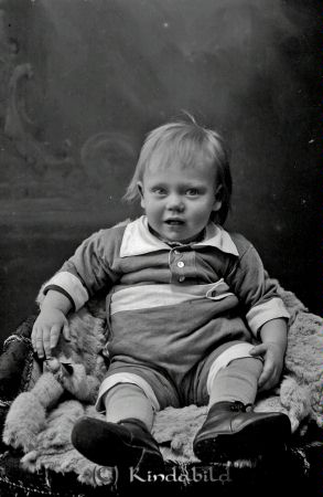 Oskar Nilsson  Starbäcken
godj
Oskar Nilsson  Starbäcken

raja
Kurt Lennart Blomberg född 1920 i Oscars församling Stockholm, son till Rut Alfrida Nilsson född 1898 i Nykil. Hon var damfrisörska. Fadern uppgavs heta Blomberg
Modern flyttade till Mölndal 1925. Morföräldrarna Oskar Fredrik NIlsson och Hulda Maria Svensson i Starbäcken. 1940 bodde Kurt Lennart I Linköping hos modern som då var gift Lengqvist.
Kurt Lennart växte upp hos dem.
Källa: Kyrkoarkiv Kisa
Källa: Gerd Pettersson

Nyckelord: Nilsson Starbäcken