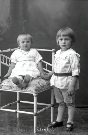 G Johansson  Fyllingsbo
godj
G Johansson  Fyllingsbo
Grupporträtt med två barn

raja
Ellen Lovisa Dorotea Johansson född 1919 och Henry Gustaf Unver Johansson född 1918. Båda födda i Kisa.
Källa: SVAR Kyrkoarkiv V Eneby 
Källa: Gerd Pettersson 

Nyckelord: Johansson Fyllingsbo