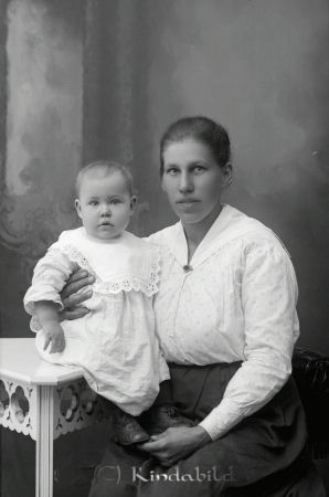 Gerda Eriksson  Mosshult Tidersrum
godj
Gerda Eriksson  Mosshult Tidersrum
Grupporträtt med en kvinna och ett barn
Nyckelord: Eriksson Mosshult