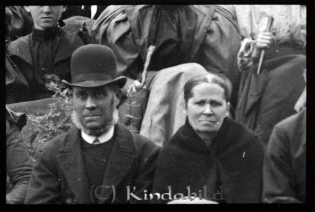 Johan Nilsson Fröåsa Kisa (Reprod)
godj
Johan Nilsson  Fröåsa  Kisa
Grupporträtt med en man och en kvinna
del av större bild 

raja
Anders Johan Nilsson född 1878 gift 1906 med Hilda Sofia Rosberg född 1875. Barn Berta Sofia och Anders Natanael.
Källa: Sv gods och gårdar. 
Källa: Gerd Pettersson

raja
Mycket tveksam till att detta är min farfar. Jag var 21 år när han dog och det finns inga likheter med honom och mannen på bilden. Inga likheter heller med farmor och kvinnan på bilden.
Uppg. i övrigt stämmer på farfar och farmor. 
Källa: Christina Rofors

raja
Eftersom detta är en reproduktion är bilden mycket äldre - kanske den föreställer Johan Nilssons förf'äder? 
Källa: Gerd Pettersson




Nyckelord: Nilsson Fröåsa