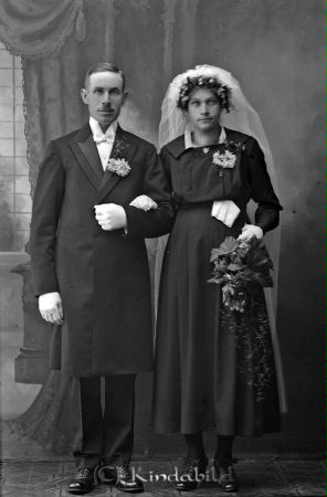 Axelina Karlsson  Bankevid  Slätmon
godj
Axelina Karlsson  Bankevid  Slätmon
Beudpar

raja
Axelina Matilda Petersson från Bankevid gifte sig 1921 med Karl Ture Edoff jordbruksarbetare från Väsby.
Kanske det är fel med Axelina Karlsson?
Källa: SVAR 
Källa: Gerd Pettersson 

Nyckelord: Karlsson Bankevid