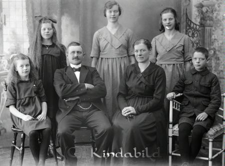 Nysten  V Eneby
godj
Nysten  V Eneby
Grupporträtt med en man en kvinna och fem barn

raja
Carl Nikolaus Nysten född 1879 med hustru Sofia Justina Larsson född 1879.
Barn: Carl Nysten till höger, Bojan gift Larsson längst bak till vänster. 
Källa: Gerd Pettersson

raja
lägnst vänster Justina bakre rad Bojan, Svea, Edla. 
Källa: l-o nysten 

Nyckelord: Nysten V Eneby