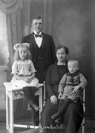 Larsson  Yxefall
godj
Larsson  Yxefall
Grupporträtt med en man och en kvinna 2 barn

raja
Karl Oskar Andreas Larsson f 1876 gift 1915 med Beda Andersson f 1896. Barn Karin och Karl.
Källa: Sv gods och gårdar 
Källa: Gerd Pettersson

Nyckelord: Larsson Yxefall