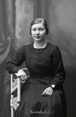 Linnea Mildén Bjerkeryd
godj
Linnea Mildén  Bjerkeryd

raja
Linnéa Mildén, (1906-1997), systerdotter till mjölnare Anders Karlsson i Bjärkstugan, Njölhult. 
Källa: Gerd Pettersson

Nyckelord: Nildén Bjerkeryd