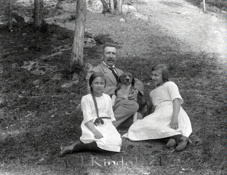 Lindvall  Kjettestorp
godj
Lindvall  Kjettestorp
Grupporträtt med en man två barn en hund
Nyckelord: Lindvall Kjettestorp