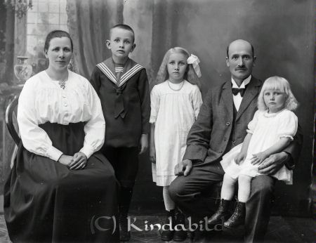 Enok Samuelsson  Falla  Horn
godj
Enok Samuelsson  Falla  Horn
Grupporträtt med en man en kvinna och tre barn

raja
Enok Samuelsson född 1877 i Norra Vi och Amanda Maria Frode född 1875 i Kisa.
 Barn:
 Folke född 1912, död 1940 i Falla, ogift
 Karin född 1914, död 2006 i Kisa, ogift
 Gerda född 1919, gift Tingeby, död 2005 i Åtvid
 Källa: Studiegruppen hembygdsgården och Folkräkning 1940, och Sv dödbok 
Nyckelord: Samuelsson Falla
