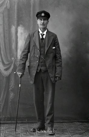 J E Lander  Kisa
godj
J E Lander  Kisa

raja
Johan Erik Lander född 1860 i Norra Solberga, Jönköpings län.
Han var gift med Anna Sofia Gustavsson född 1860 i Norra Solberga. 
Deras dotter Agda Emilia född 1889 i Bredestad Jönköpings län 
Anna Sofia dog 1928 i Bryggeri gården Kisa och J E Lander dog 1947i Kisa.
Dottern dog redan 1906 i Hotell Svea
Källa: Sv dödbok 
Källa: Gerd Pettersson

Nyckelord: Lander Kisa