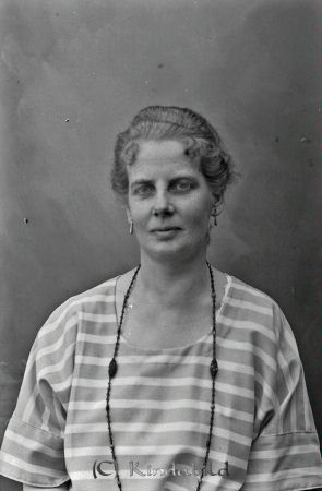 Karin Hallstedt Kisa
godj
Karin Hallstedt Kisa 

raja
Karin Hallstedt född 1882 i Kisa, dotter till veterinären Alfred Hallstedt 
född 1851 i Skara.
Karin Hallstedt var ogift och dog 1975 i Kisa Storgatan 49
Källa: Kisa födelsebok och Svensk dödbok 
Källa: Gerd Pettersson

Nyckelord: Karin Hallstedt